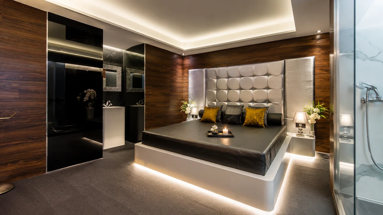Camera Luz di MAISONCLOSE Barcelona: letto king size con testiera argentata e pareti in legno