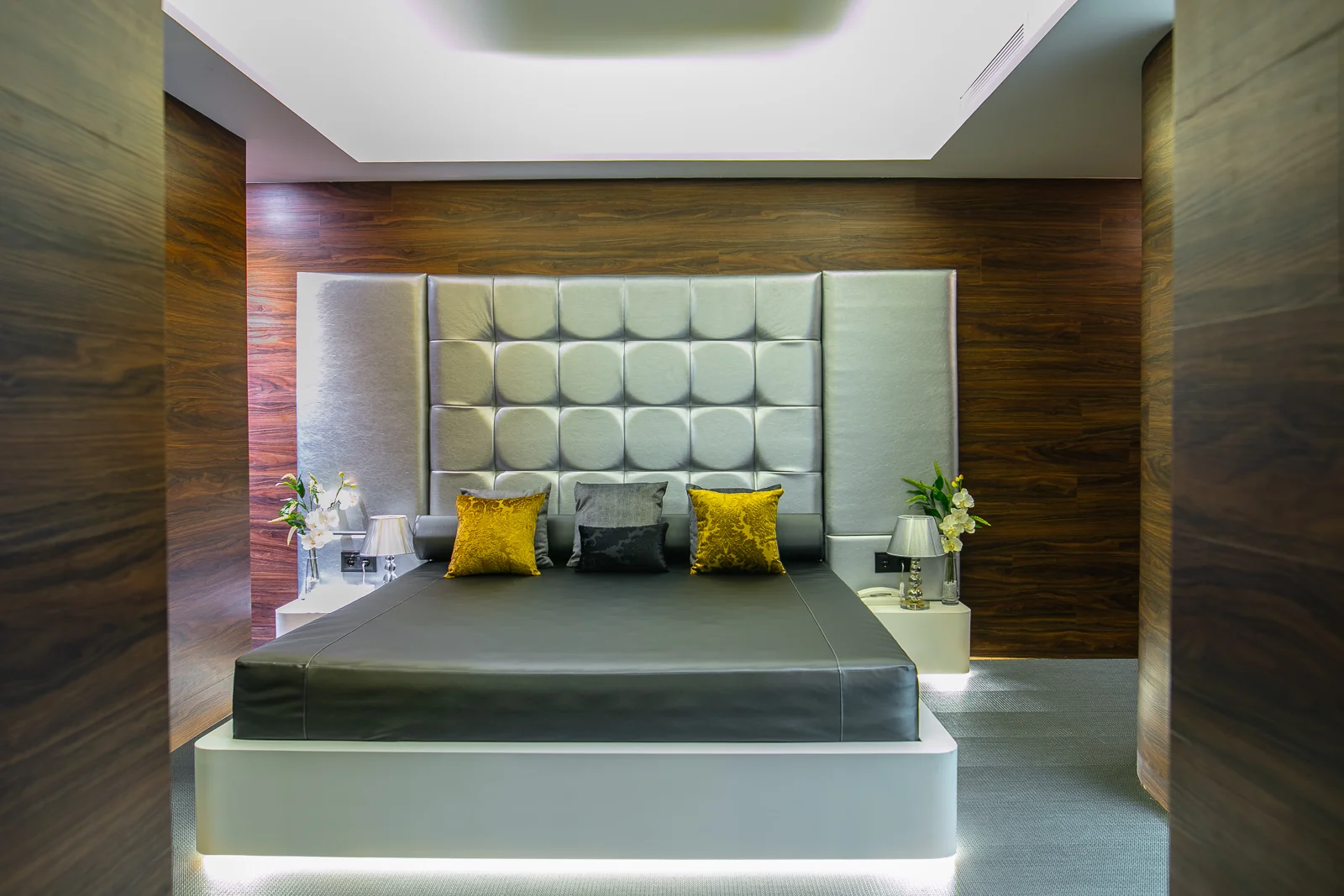 lit king size de la suite Luz avec le jeu de lumières sous les meubles