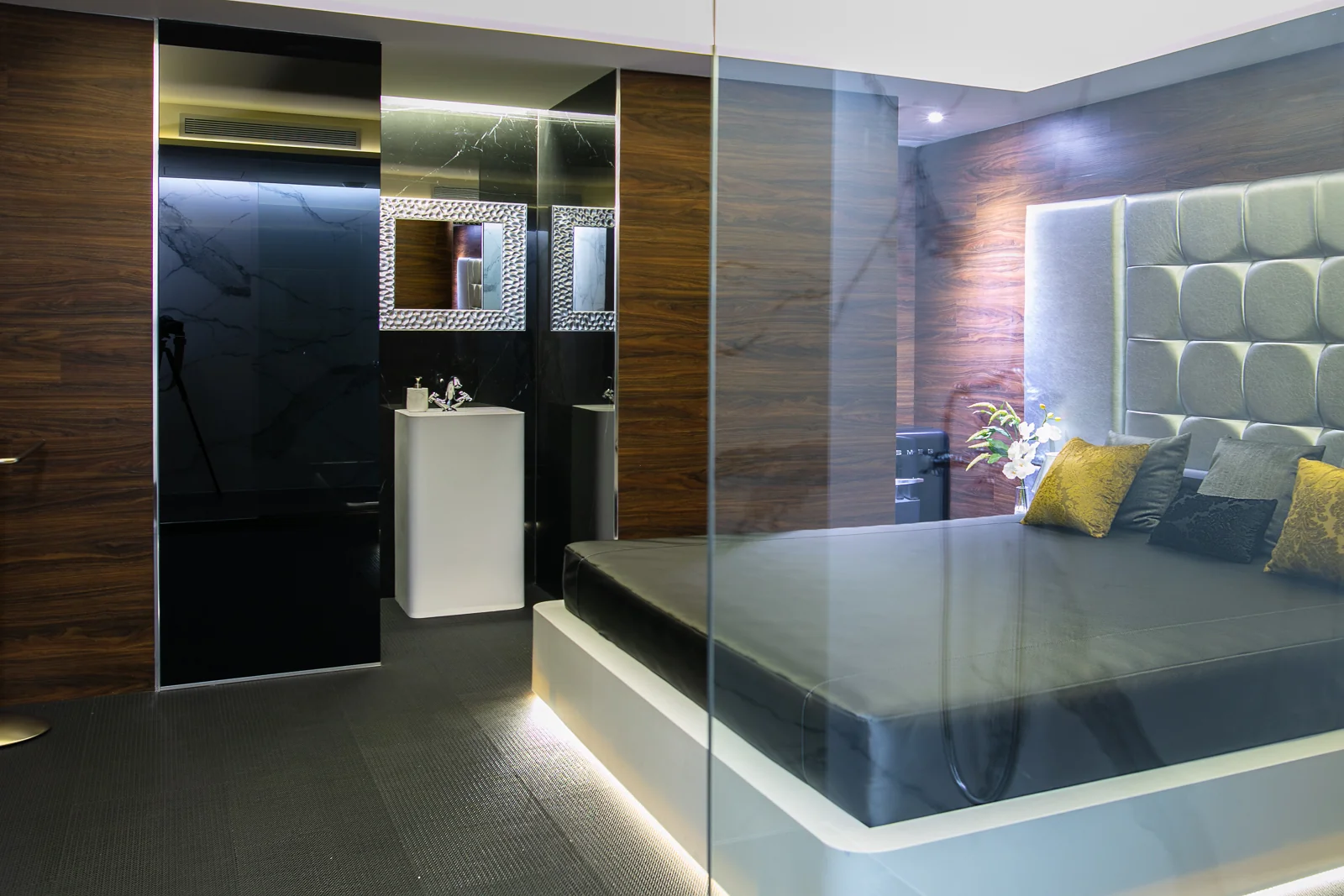douche vitrée en marbre blanc de la suite Luz