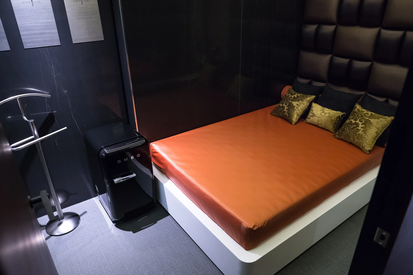 padded headboard and coppery palette in the Pasión suite