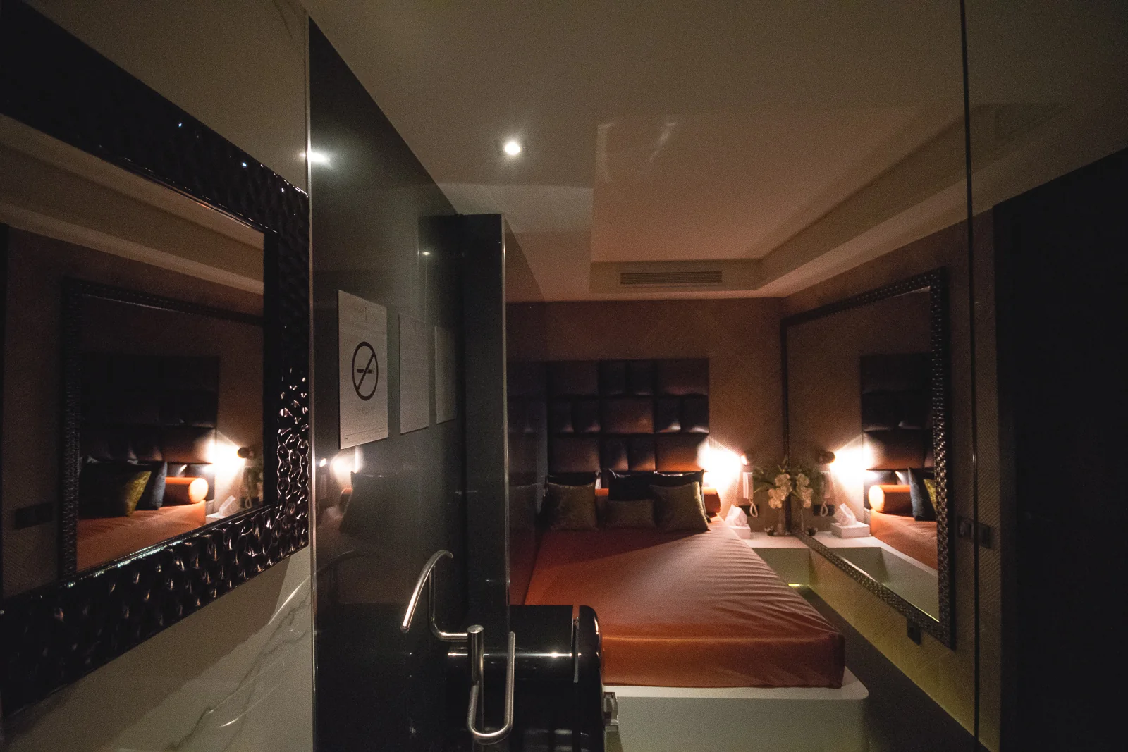 full-wall mirror beside the bed in the Pasión suite