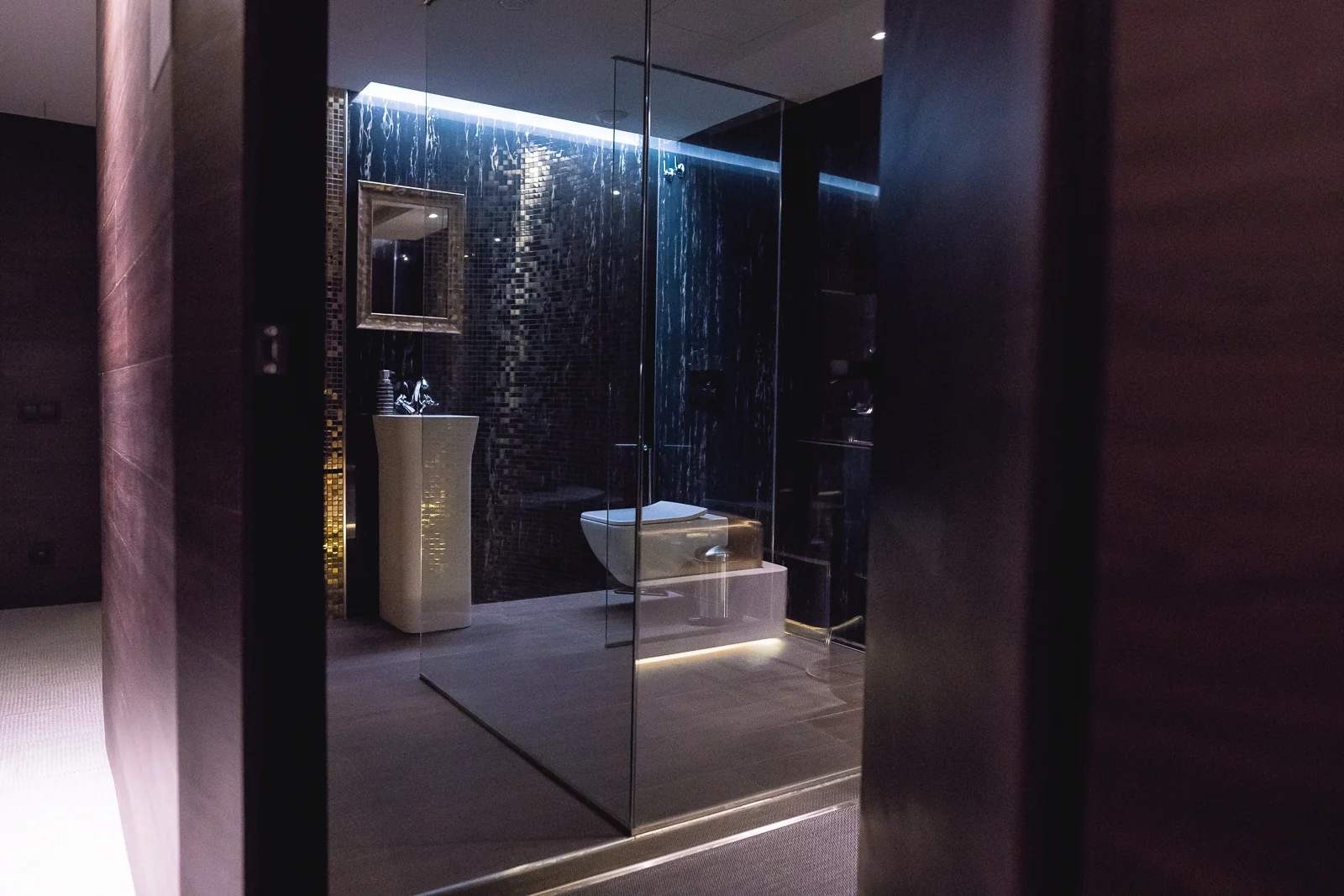 walls of reflective black tiles in the Tentación suite